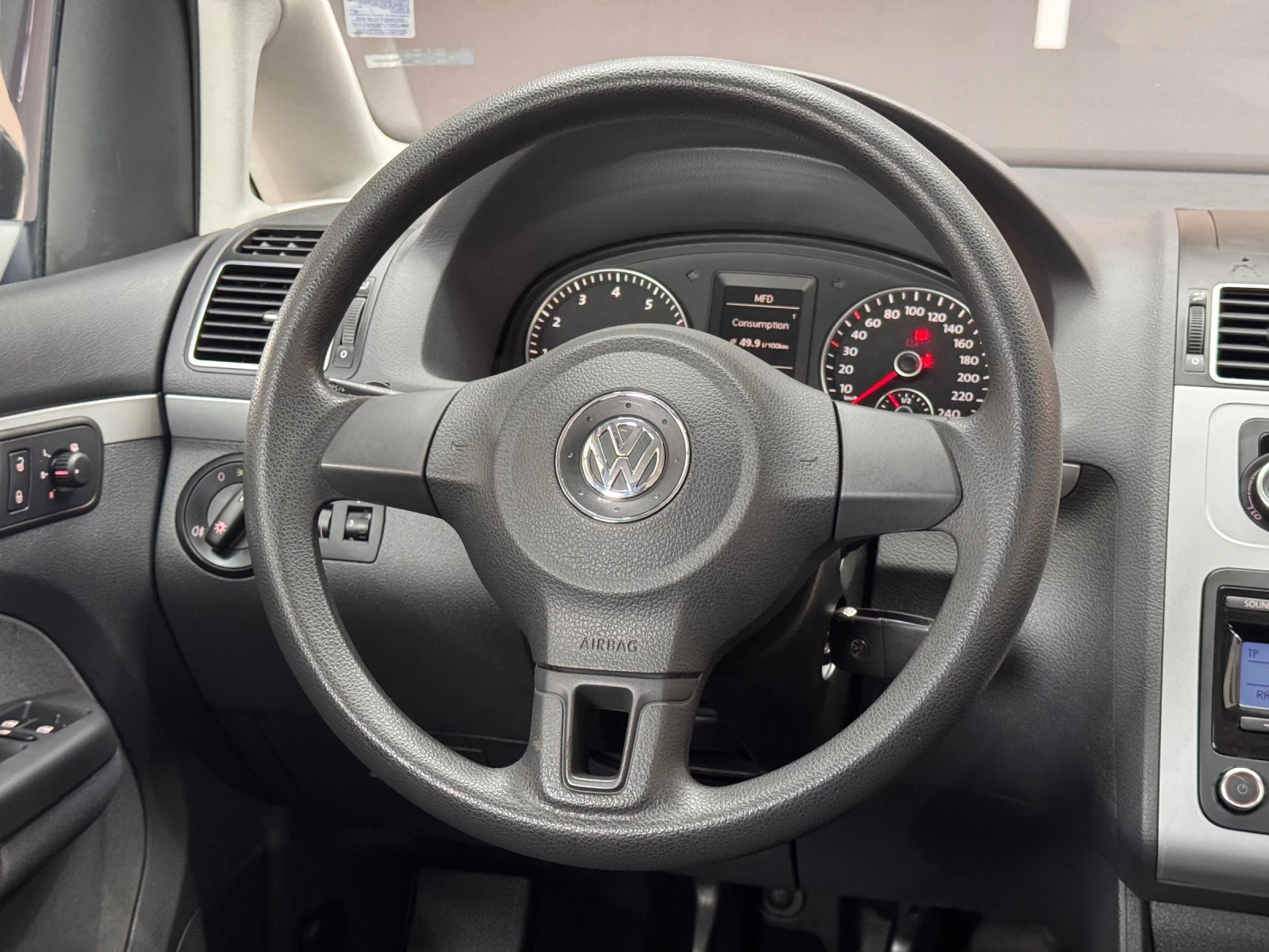 VW Touran 1.2TSI* ОБСЛУЖЕН* РЕГИСТРИРАН* ЗИМНИ ГУМИ  - изображение 9