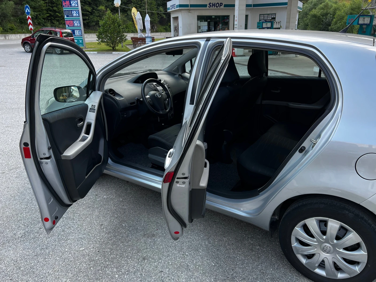 Toyota Yaris 1.3VVT-i* ИТАЛИЯ* РЕАЛНИ КМ* Bluetooth* 9 Airbag-a - изображение 6