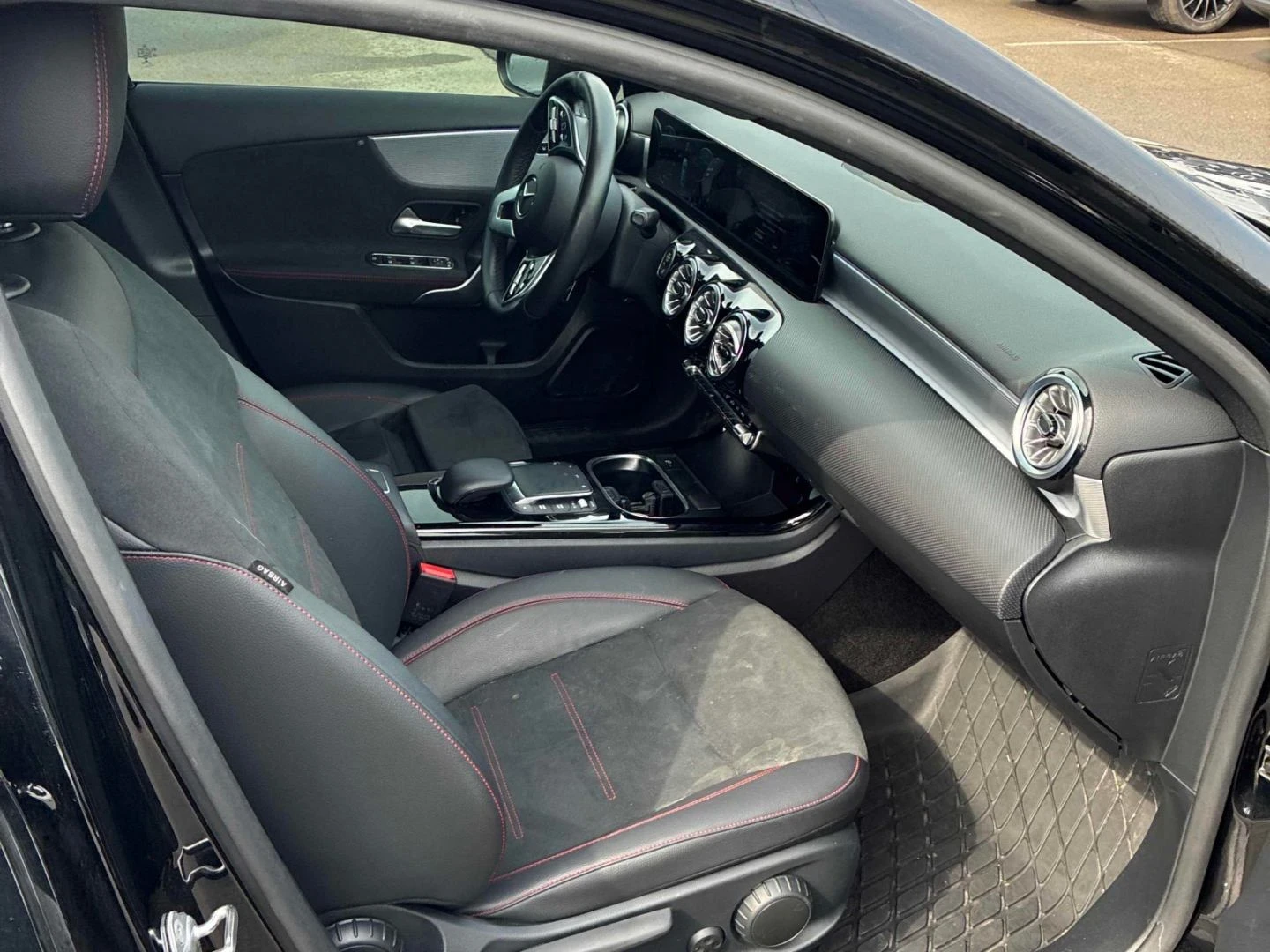 Mercedes-Benz A 220 AMG-pkg* Keyless* CarPlay* Подгрев* Пано, снимка 10 - Автомобили и джипове - 54065403