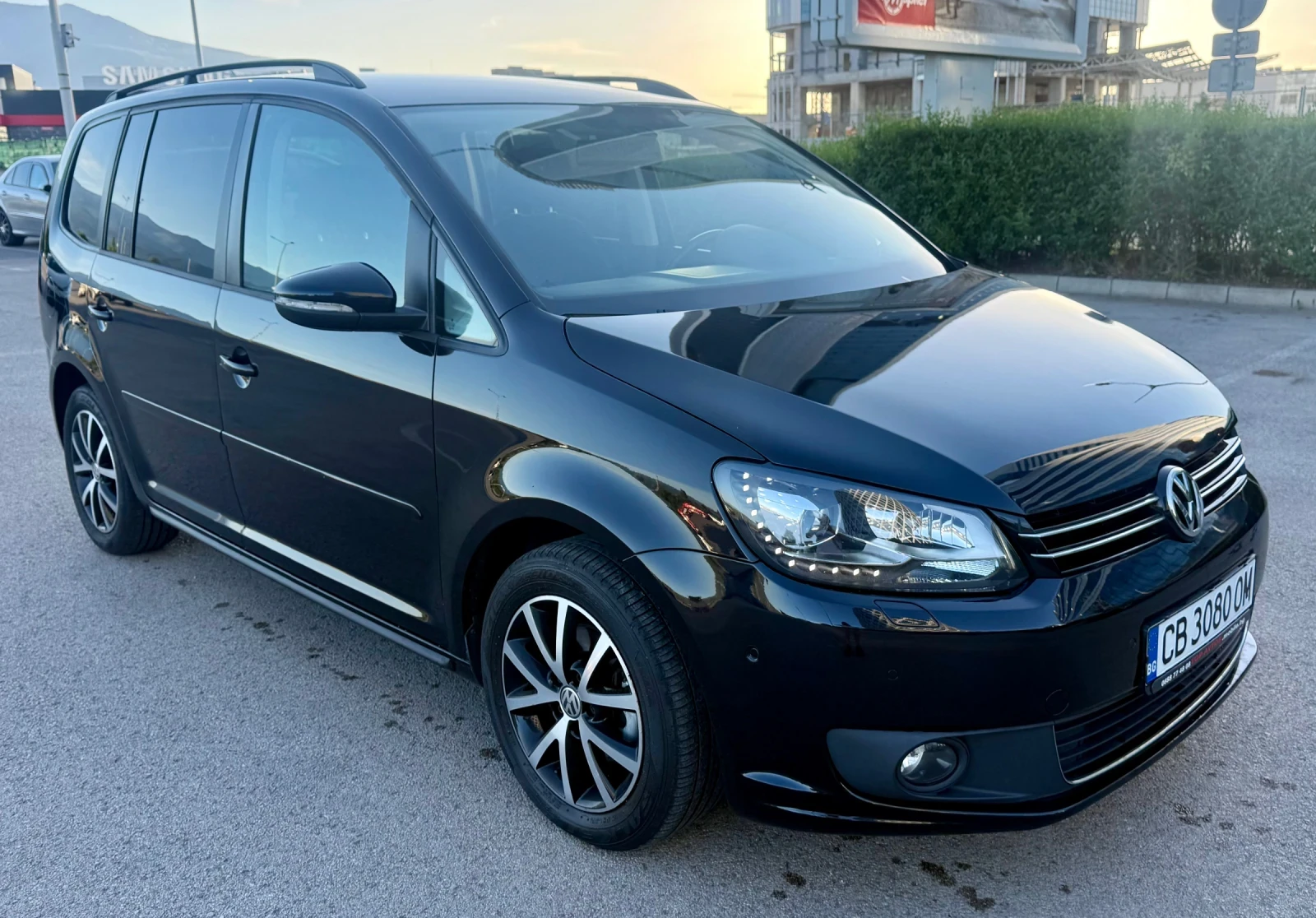 VW Touran 1.6 TDi 6ck Фейслифт LED фарове , снимка 3 - Автомобили и джипове - 54724730