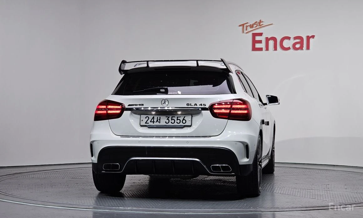 Mercedes-Benz GLA 45 AMG 4MATIC* HARMAN KARDON* MEMORY* PANORAMA* АЛКАНТАРА, снимка 4 - Автомобили и джипове - 53938537