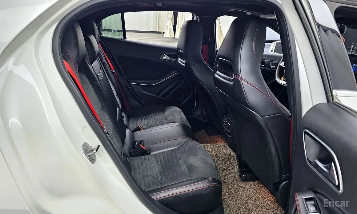 Mercedes-Benz GLA 45 AMG 4MATIC* HARMAN KARDON* MEMORY* PANORAMA* АЛКАНТАРА, снимка 14 - Автомобили и джипове - 53938537