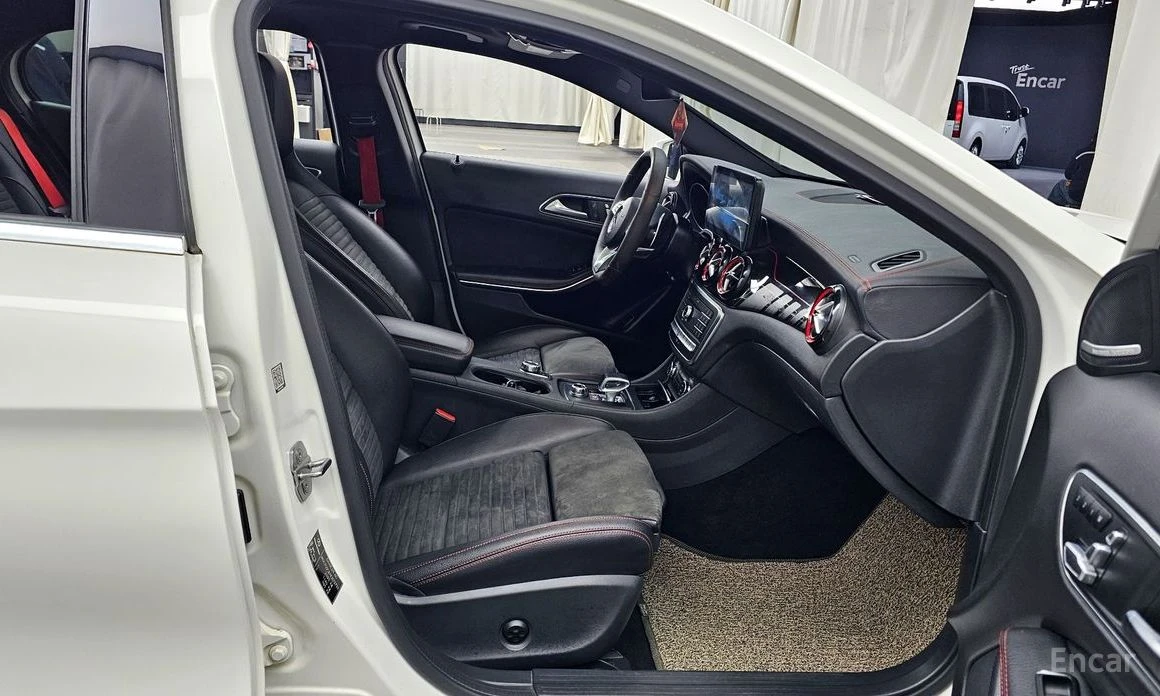 Mercedes-Benz GLA 45 AMG 4MATIC* HARMAN KARDON* MEMORY* PANORAMA* АЛКАНТАРА, снимка 7 - Автомобили и джипове - 53938537