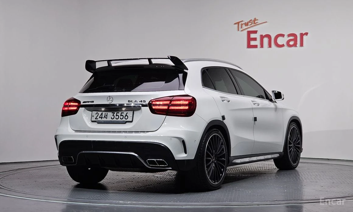 Mercedes-Benz GLA 45 AMG 4MATIC* HARMAN KARDON* MEMORY* PANORAMA* АЛКАНТАРА, снимка 3 - Автомобили и джипове - 53938537