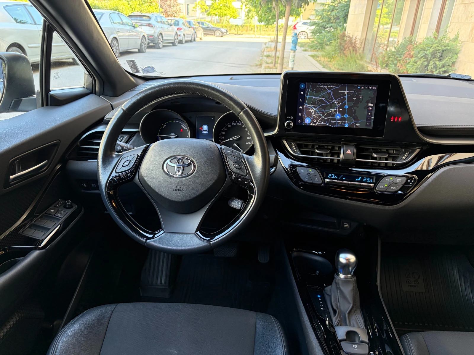 Toyota C-HR 1.8Hybrid e-CVT Club- в Гаранция, снимка 8 - Автомобили и джипове - 55479943