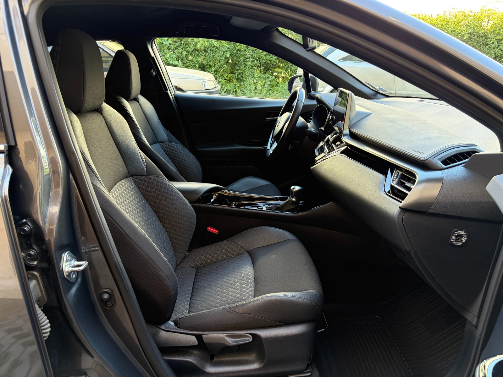 Toyota C-HR 1.8Hybrid e-CVT Club- в Гаранция, снимка 15 - Автомобили и джипове - 55479943