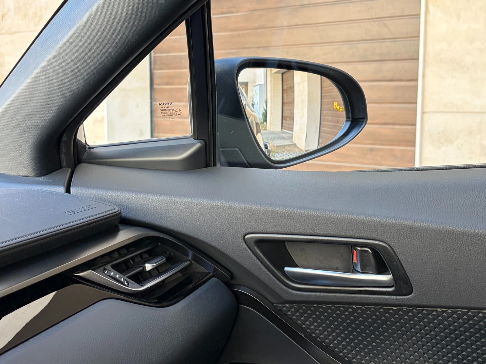 Toyota C-HR 1.8Hybrid e-CVT Club- в Гаранция, снимка 17 - Автомобили и джипове - 55479943