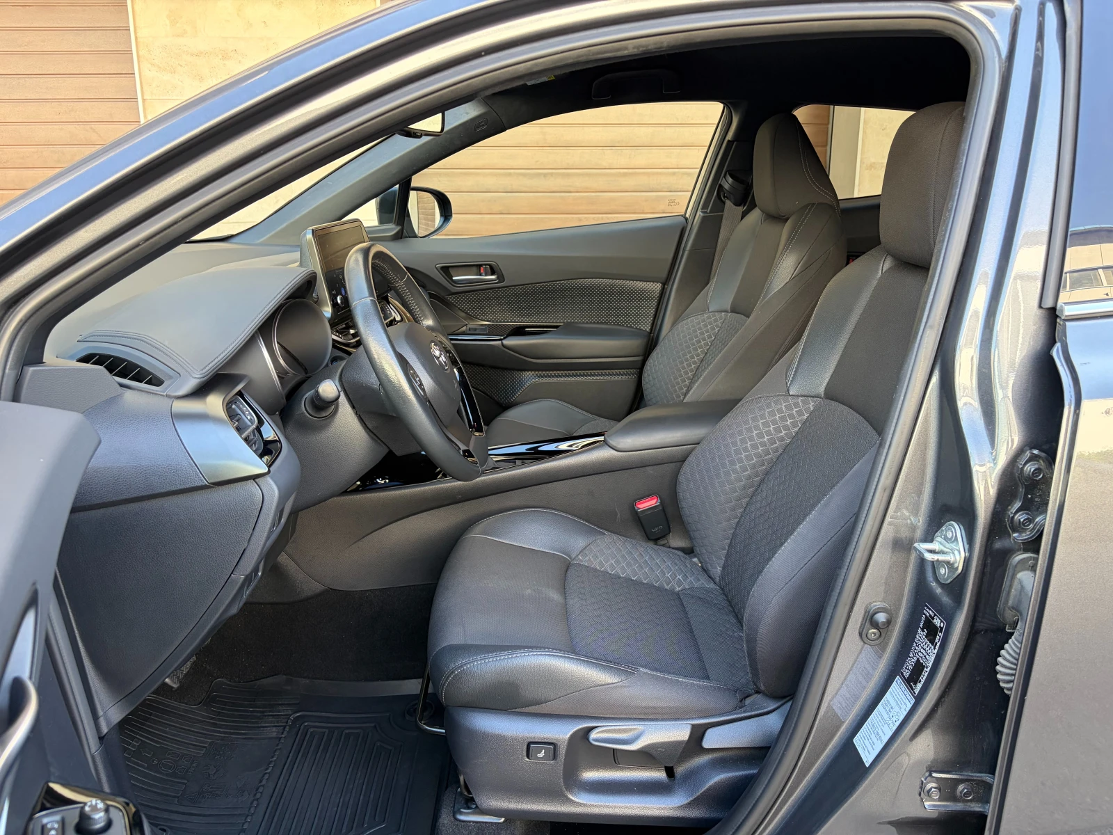 Toyota C-HR 1.8Hybrid e-CVT Club- в Гаранция, снимка 6 - Автомобили и джипове - 55479943