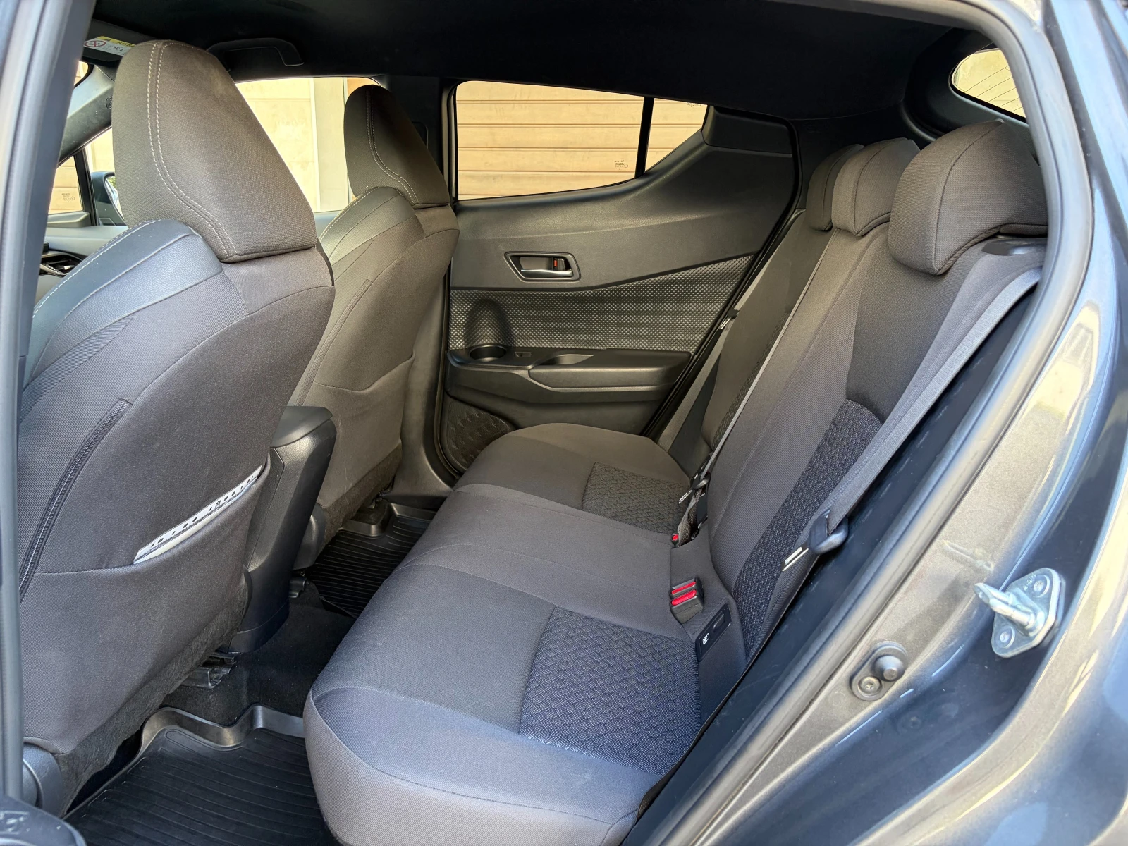 Toyota C-HR 1.8Hybrid e-CVT Club- в Гаранция, снимка 13 - Автомобили и джипове - 55479943