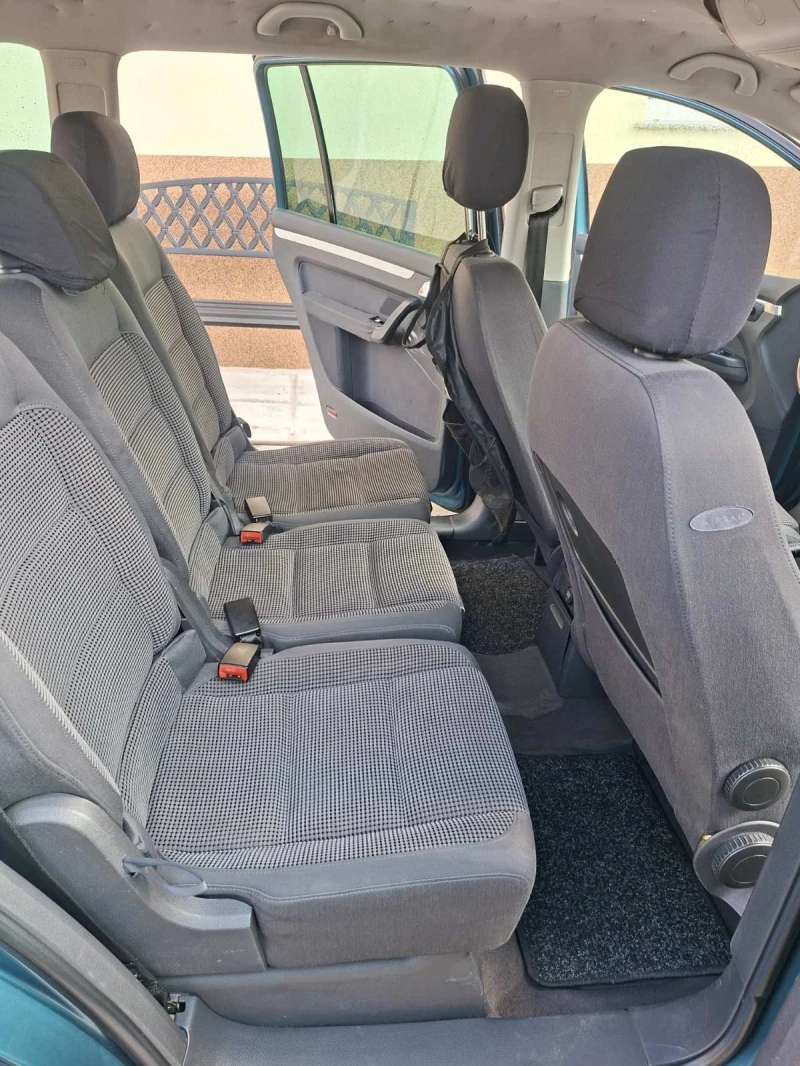 VW Touran 1.6 FSI, снимка 9 - Автомобили и джипове - 53585795