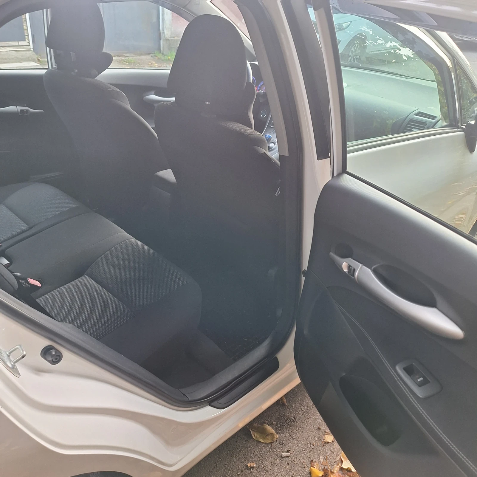Toyota Auris 1.8 16V HYBRID - изображение 4