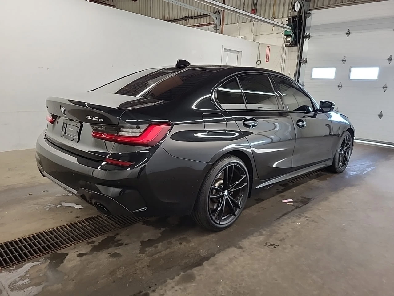 BMW 330 * АВТО КРЕДИТ* ЦЕНА ДО БГ * Сервизна история *  - изображение 4