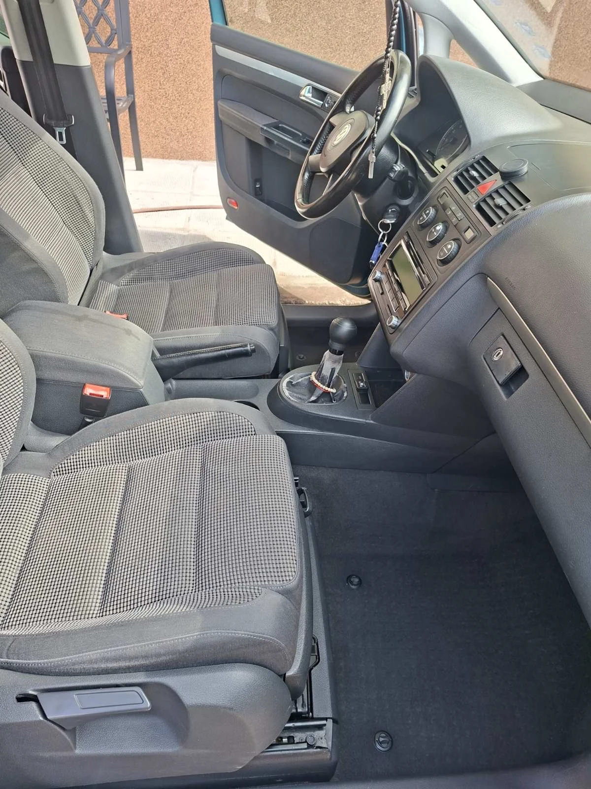 VW Touran 1.6 FSI, снимка 7 - Автомобили и джипове - 53585795