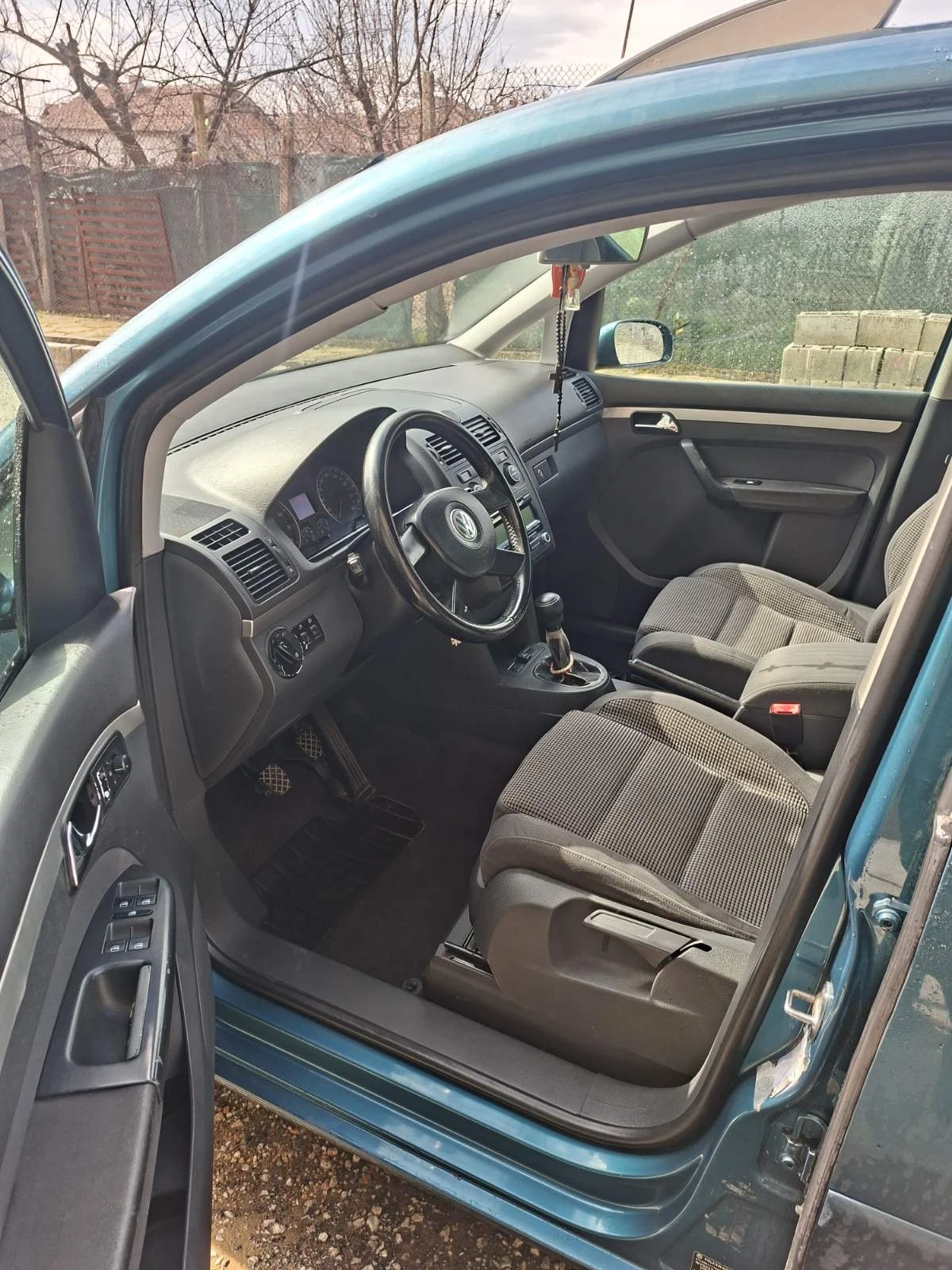 VW Touran 1.6 FSI, снимка 5 - Автомобили и джипове - 53585795