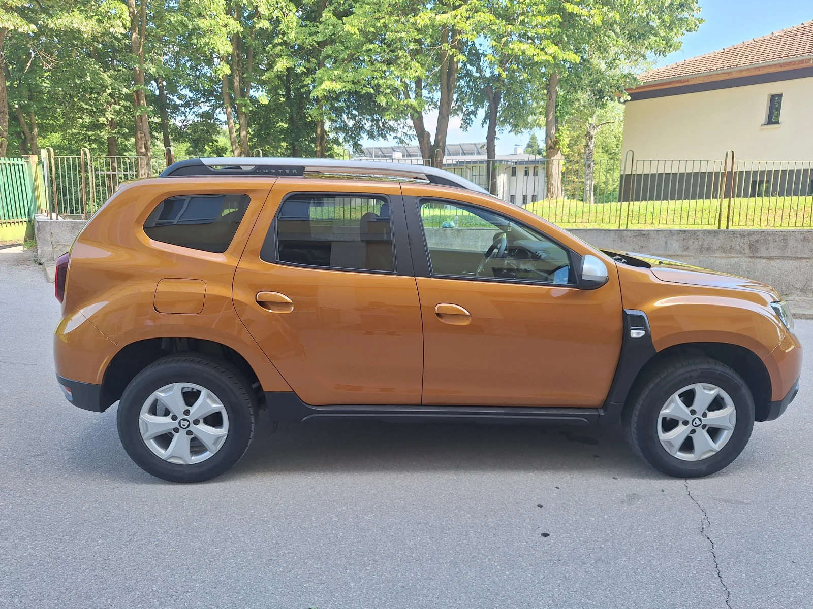 Dacia Duster 1.6 Бензин/Газ, снимка 7 - Автомобили и джипове - 54616861