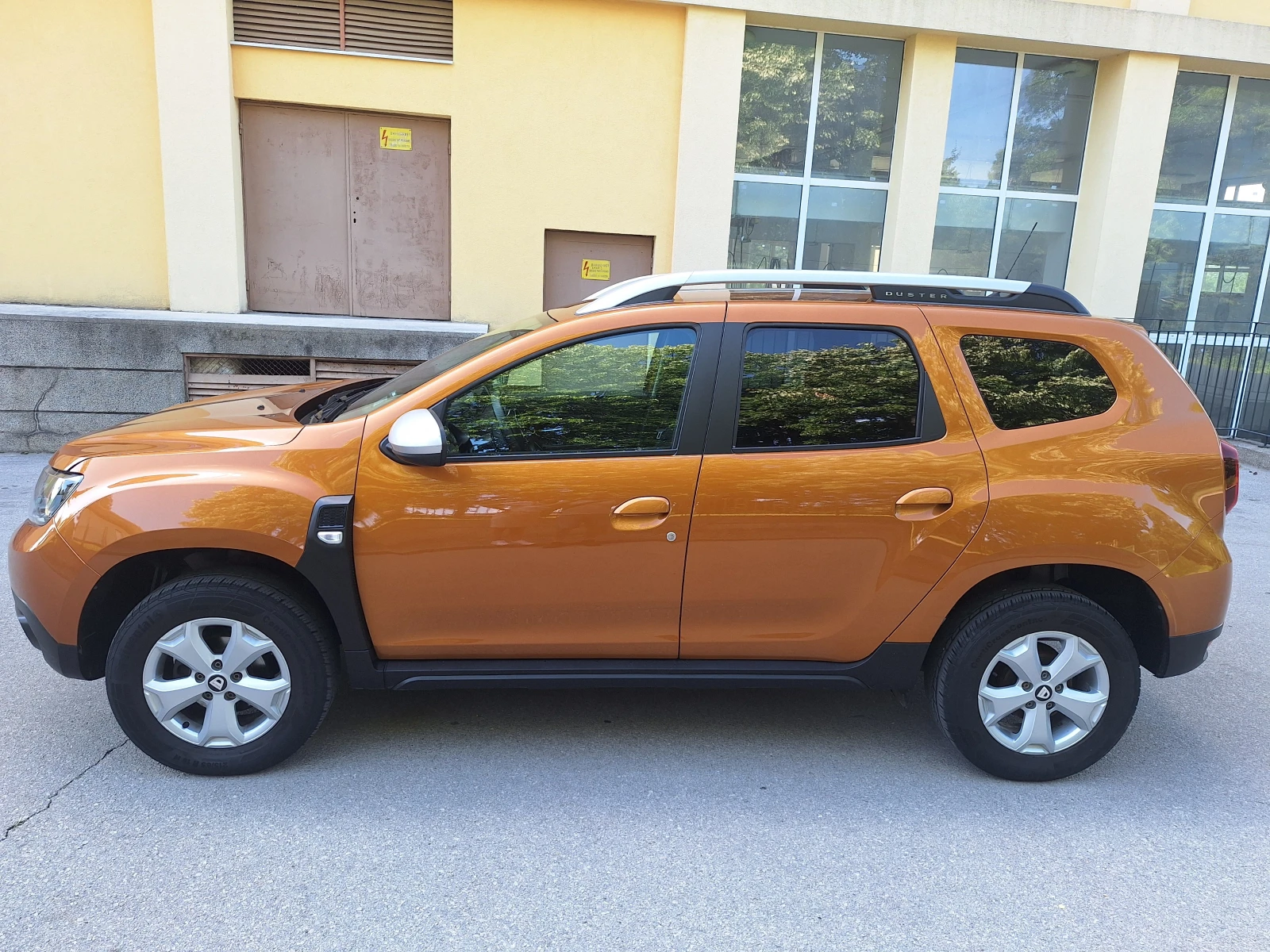Dacia Duster 1.6 Бензин/Газ, снимка 3 - Автомобили и джипове - 54616861