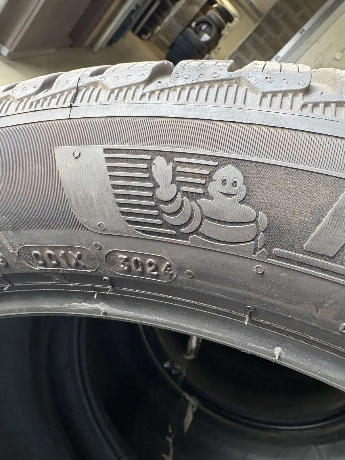 Гуми Зимни 305/40R21, снимка 2 - Гуми и джанти - 56259414