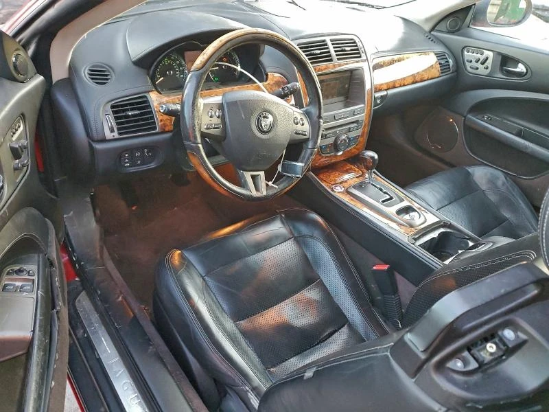 Jaguar XE 4.2L 8 Rear-wheel drive, снимка 11 - Автомобили и джипове - 53224636