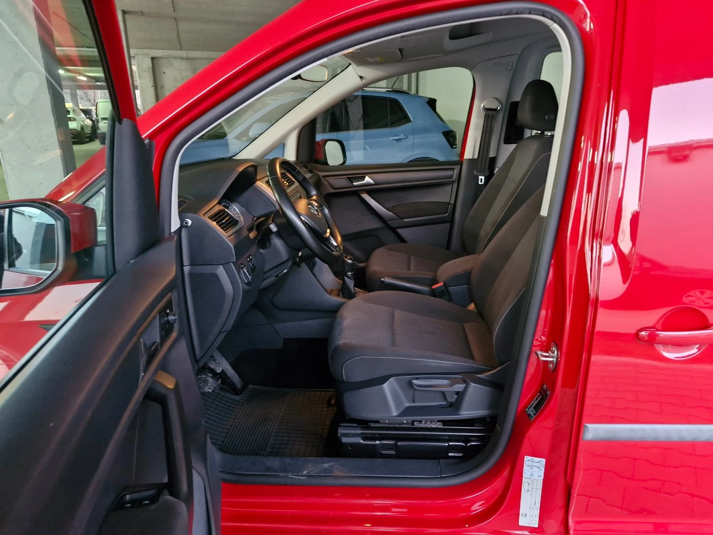 VW Caddy Trendline TDI BMT 5 места - изображение 2