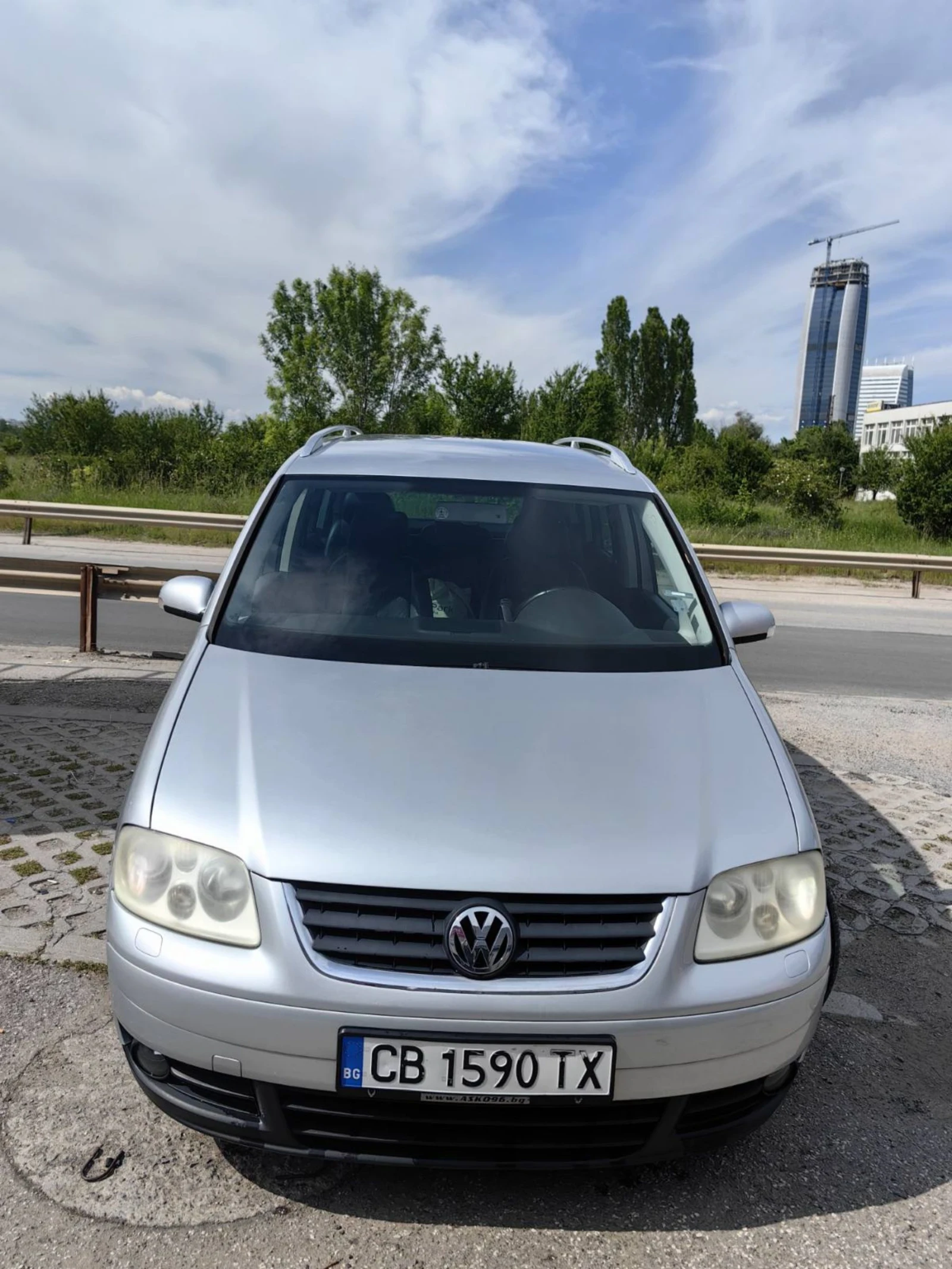 VW Touran 2, 0 TDI / КОЖА / ПОДГРЕВ / АВТОМАТИК - изображение 4