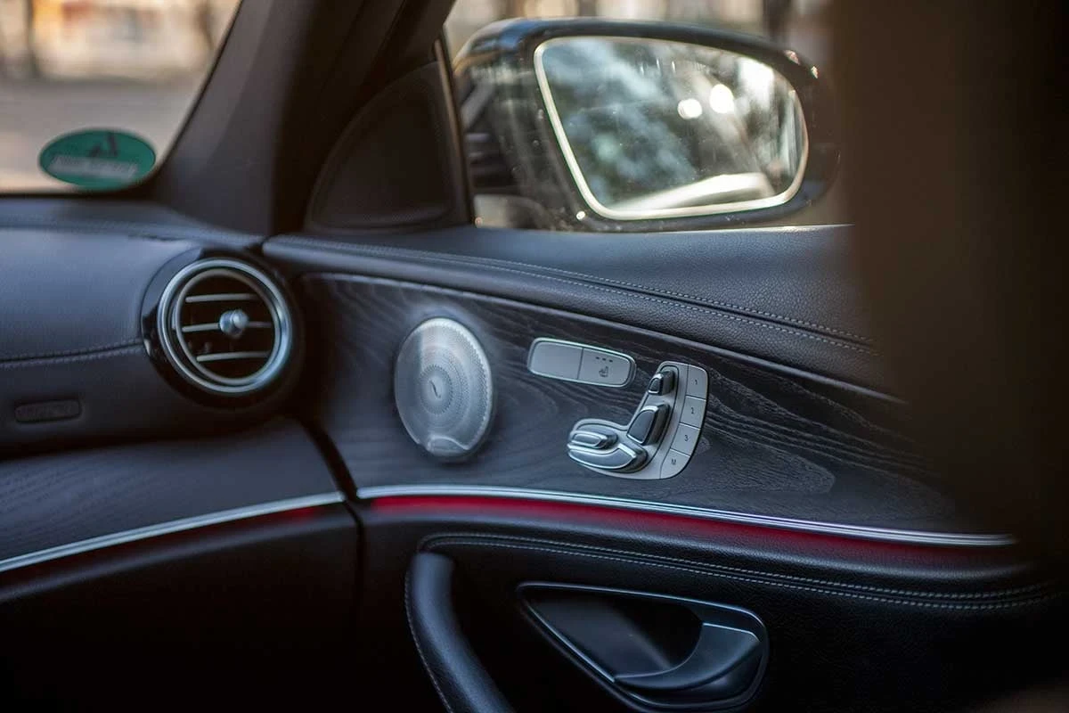 Mercedes-Benz E 300 4x4 AMG 306hp plug-in hybrid Multibeam , снимка 13 - Автомобили и джипове - 53820668