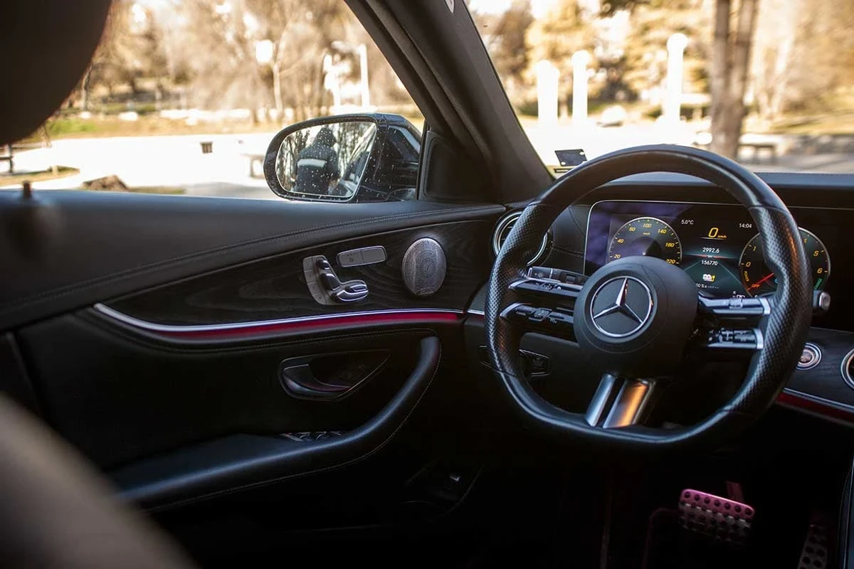 Mercedes-Benz E 300 4x4 AMG 306hp plug-in hybrid Multibeam , снимка 15 - Автомобили и джипове - 53820668