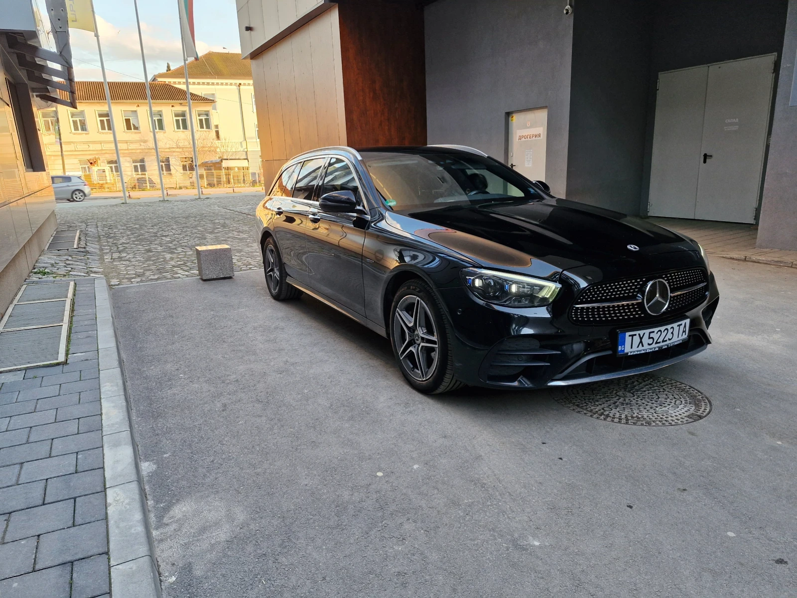 Mercedes-Benz E 300 4x4 AMG 306hp plug-in hybrid Multibeam , снимка 2 - Автомобили и джипове - 53820668