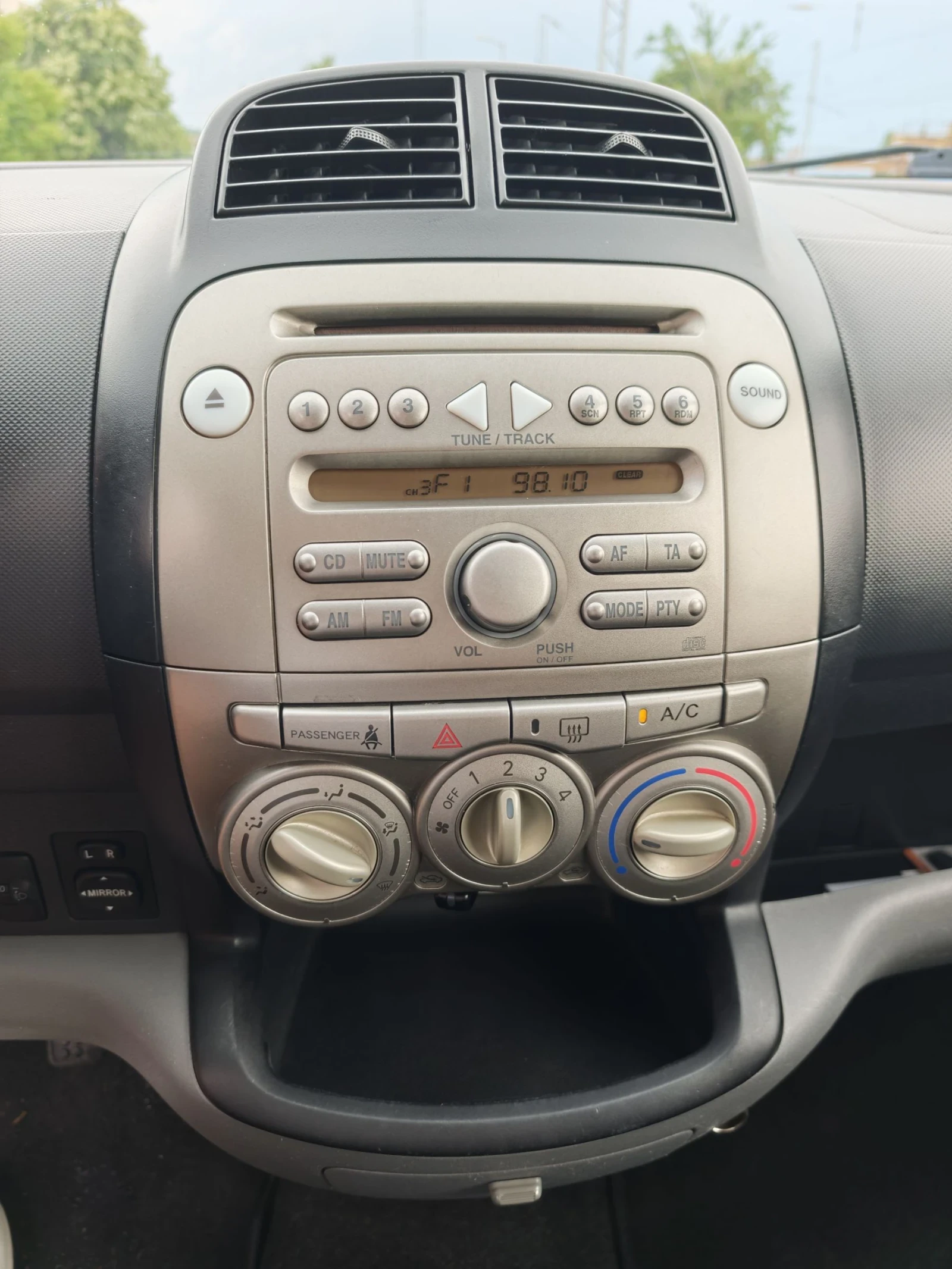 Daihatsu Sirion 1.0i 12V, снимка 10 - Автомобили и джипове - 55124246