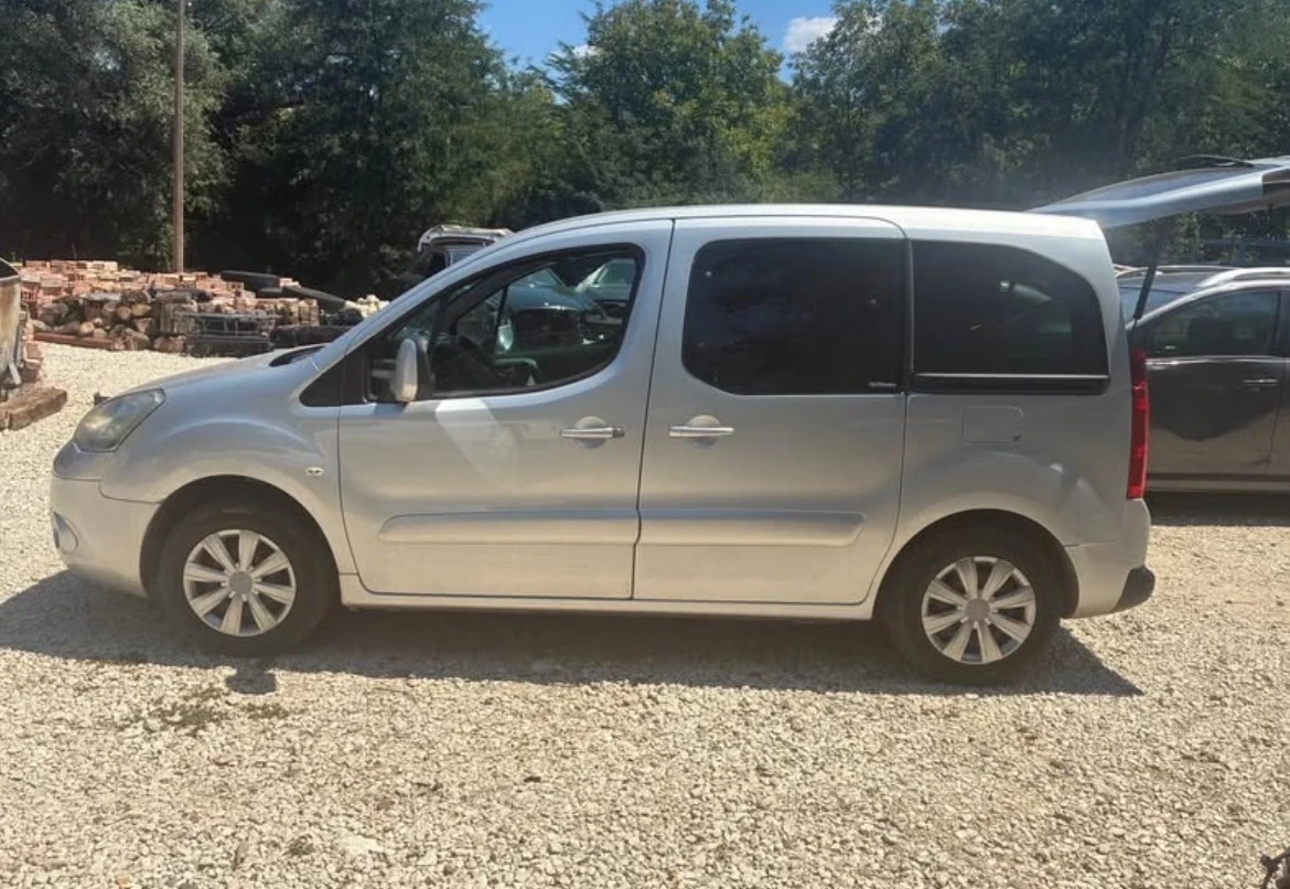 Citroen Berlingo 1.6HDI 90кс, снимка 3 - Автомобили и джипове - 55493010