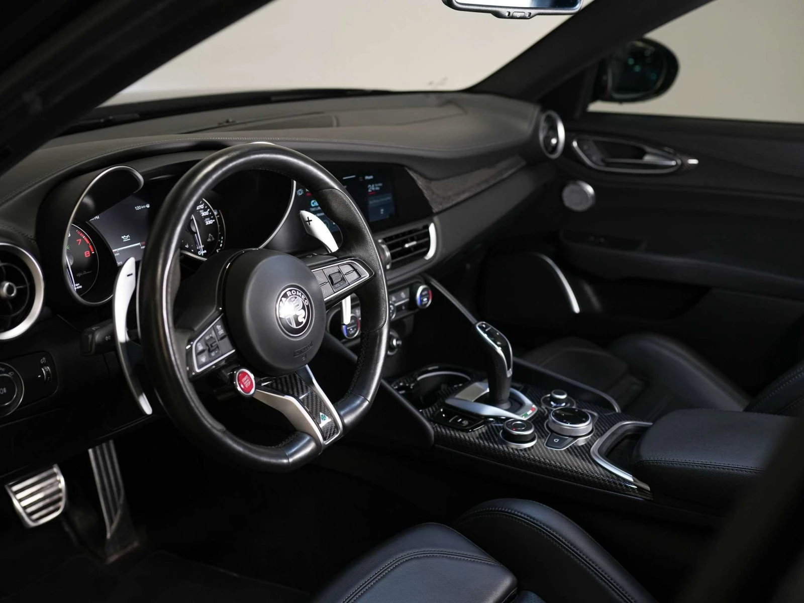 Alfa Romeo Giulia * QUADRIFOGLIO | HARMAN KARDON | CARBON FIBER * CA, снимка 8 - Автомобили и джипове - 56073182