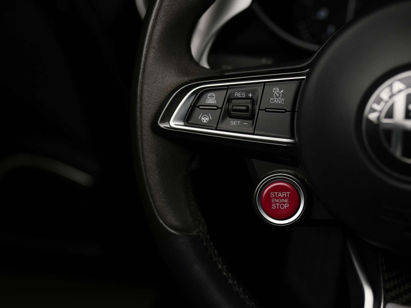 Alfa Romeo Giulia * QUADRIFOGLIO | HARMAN KARDON | CARBON FIBER * CA, снимка 12 - Автомобили и джипове - 56073182