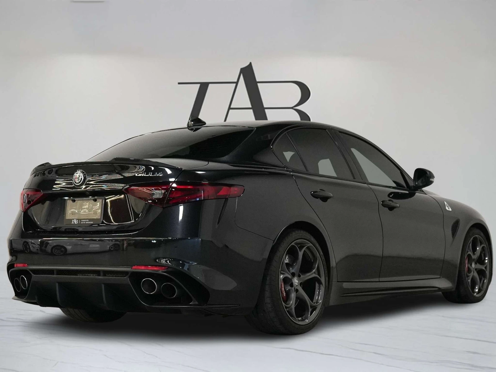 Alfa Romeo Giulia * QUADRIFOGLIO | HARMAN KARDON | CARBON FIBER * CA, снимка 4 - Автомобили и джипове - 56073182