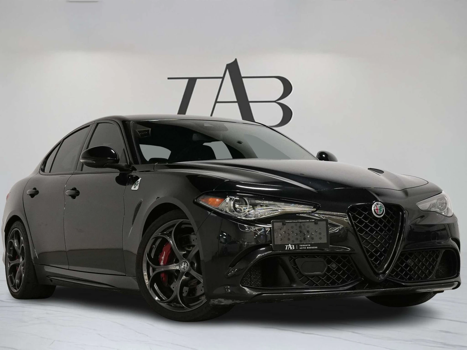 Alfa Romeo Giulia * QUADRIFOGLIO | HARMAN KARDON | CARBON FIBER * CA, снимка 2 - Автомобили и джипове - 56073182