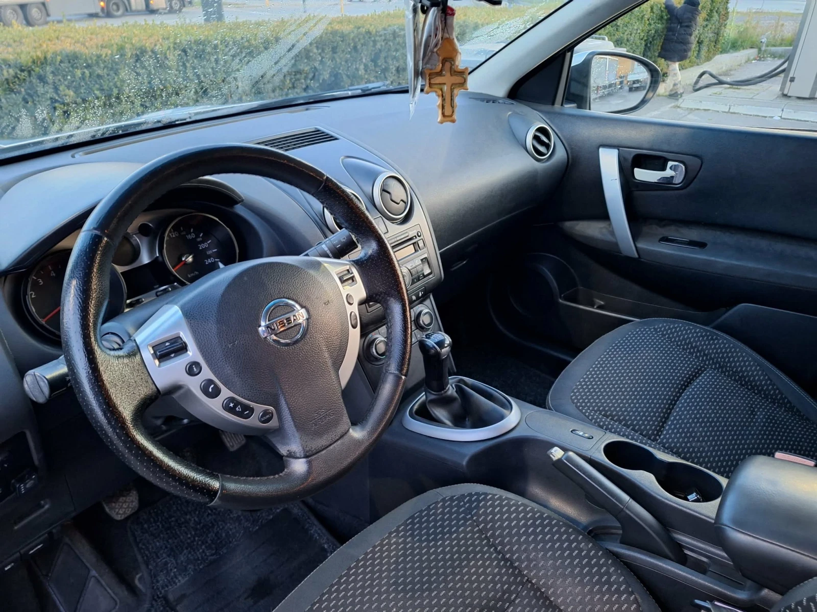 Nissan Qashqai 1.6, снимка 9 - Автомобили и джипове - 55730879
