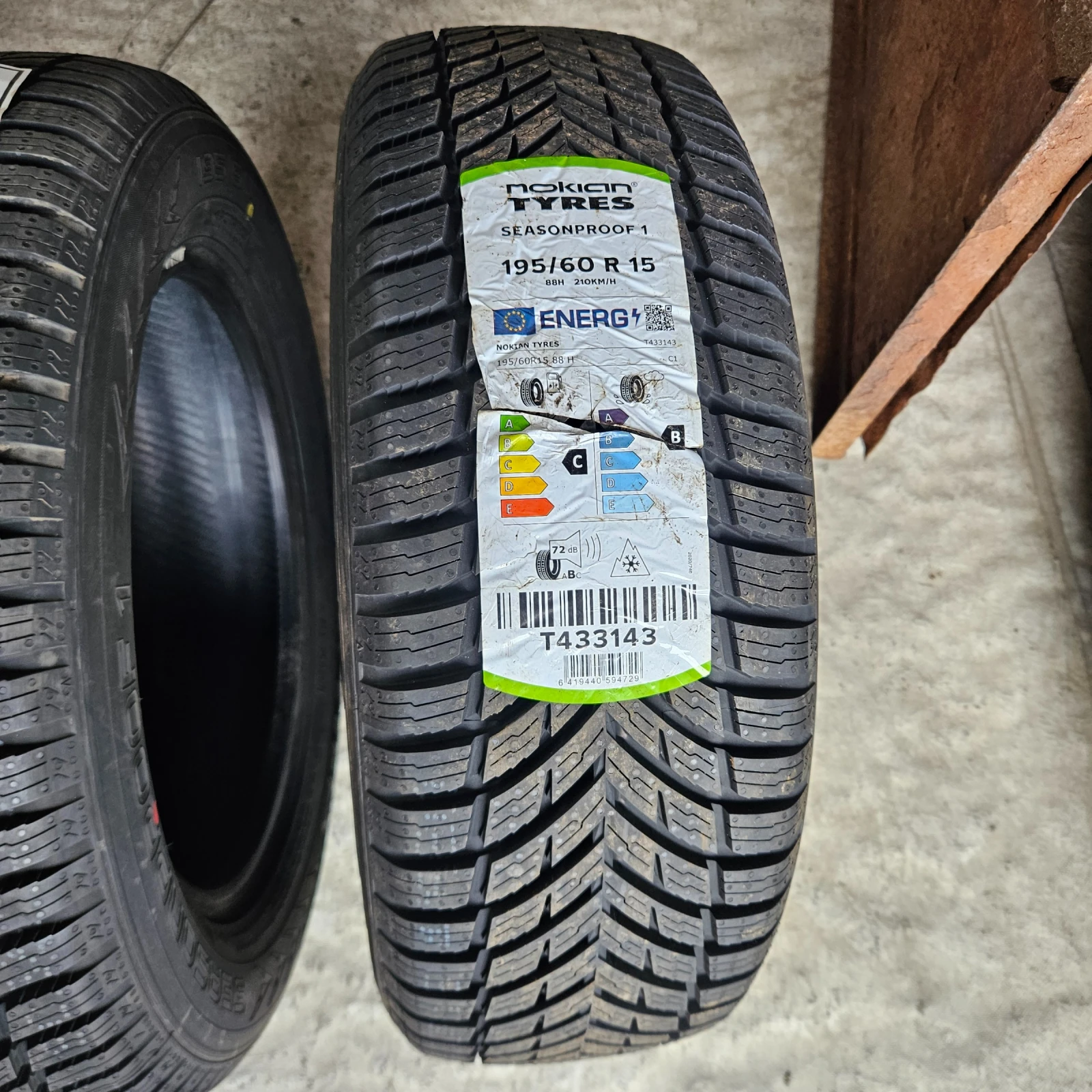 Гуми Всесезонни 195/60R15, снимка 2 - Гуми и джанти - 54770670