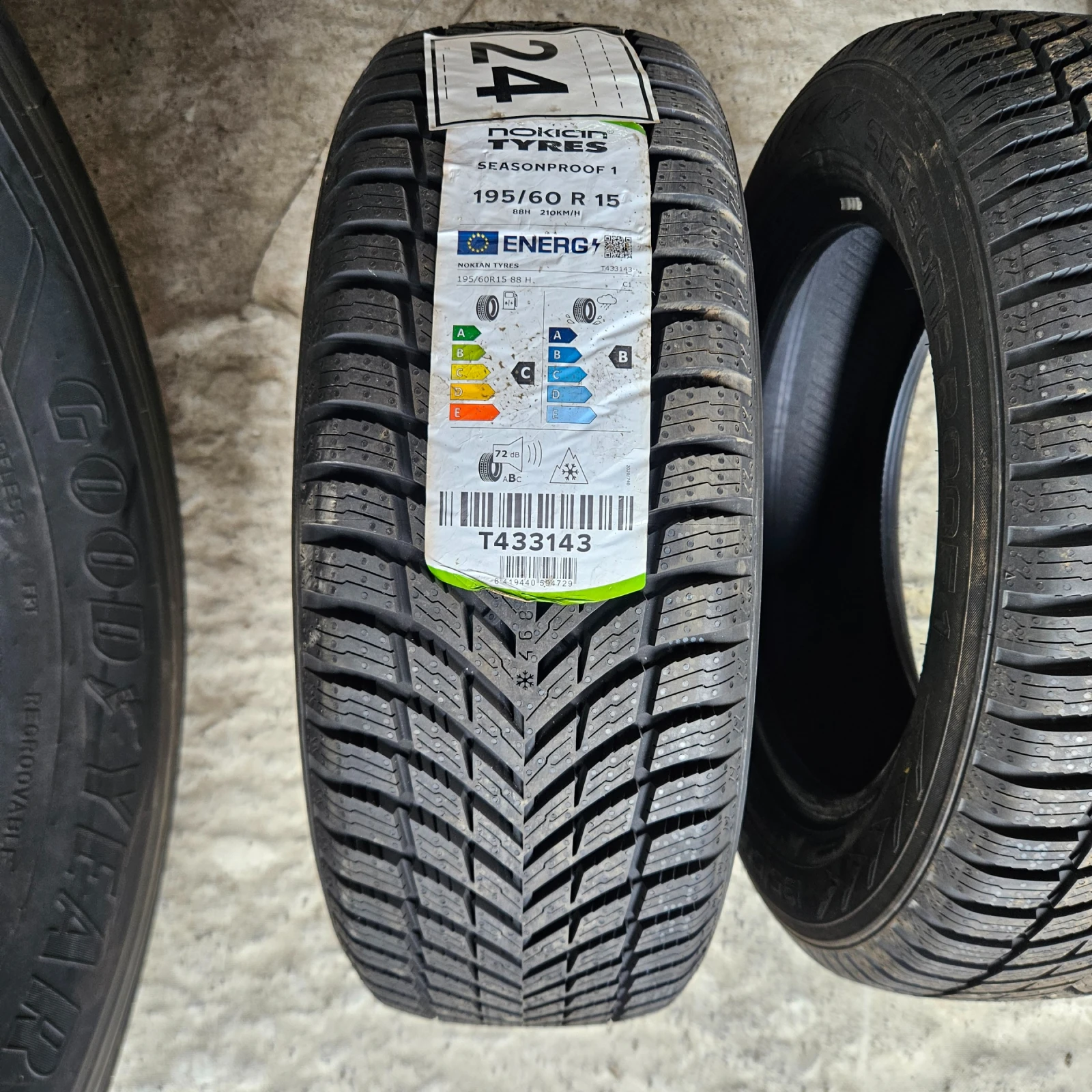 Гуми Всесезонни 195/60R15, снимка 3 - Гуми и джанти - 54770670