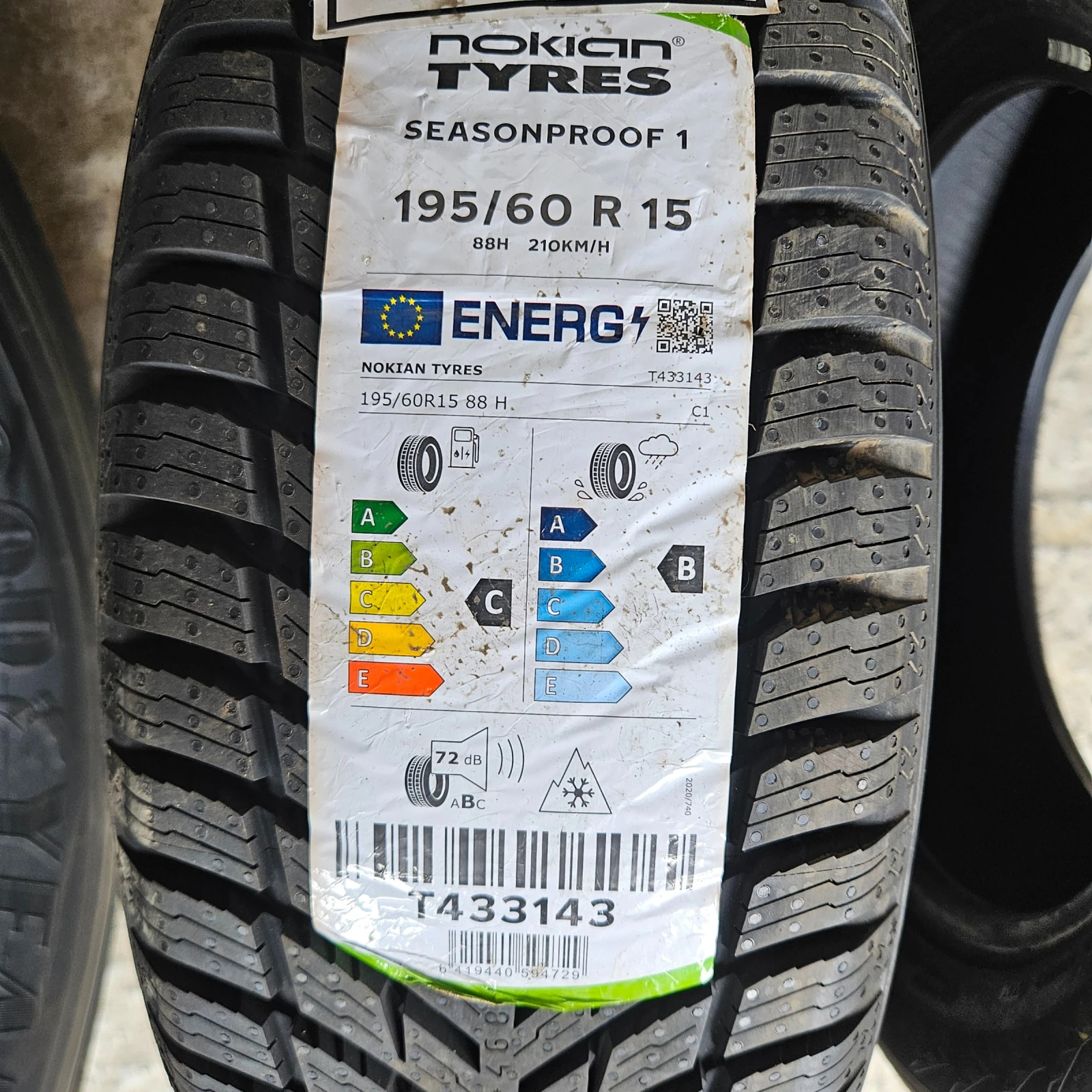 Гуми Всесезонни 195/60R15, снимка 4 - Гуми и джанти - 54770670