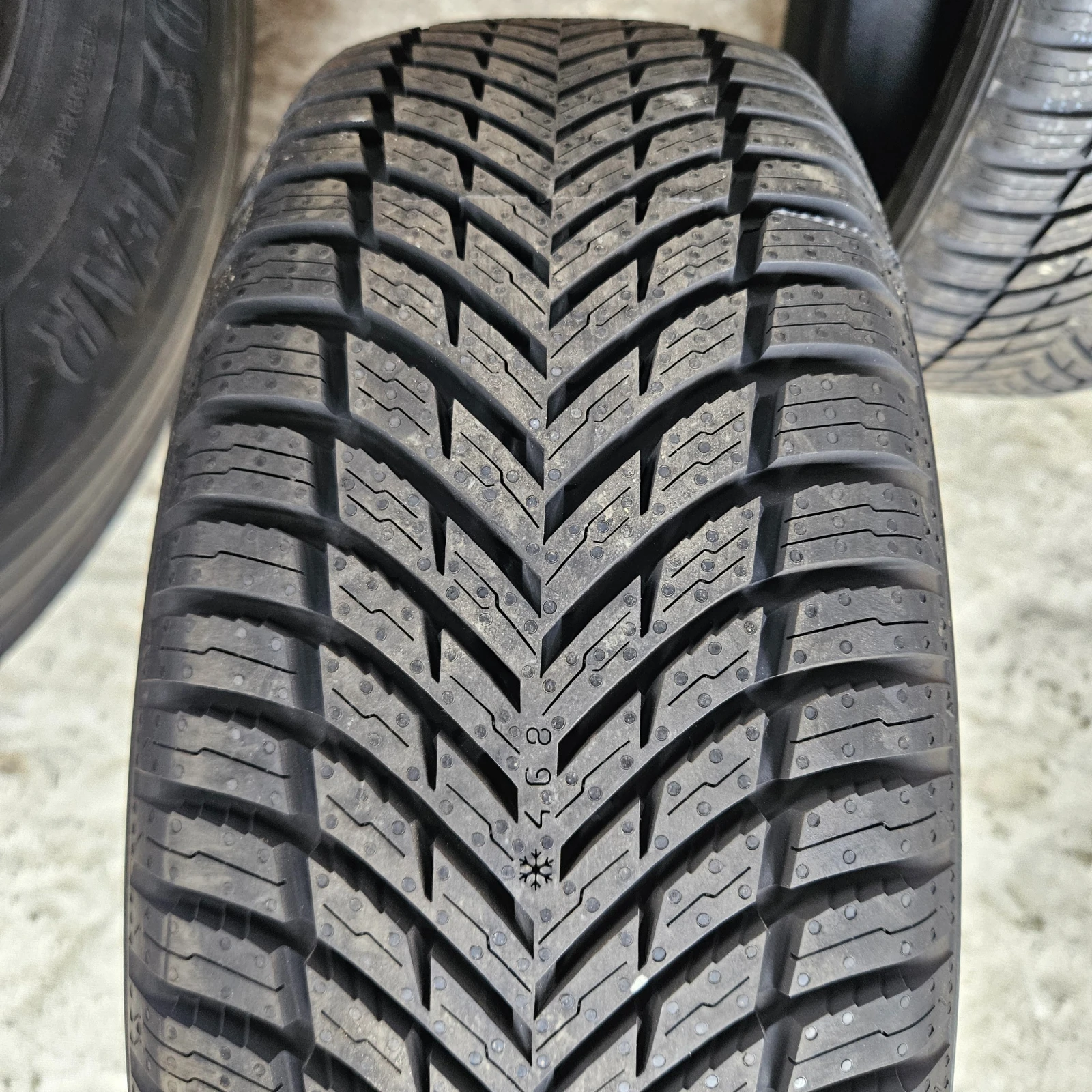 Гуми Всесезонни 195/60R15, снимка 5 - Гуми и джанти - 54770670
