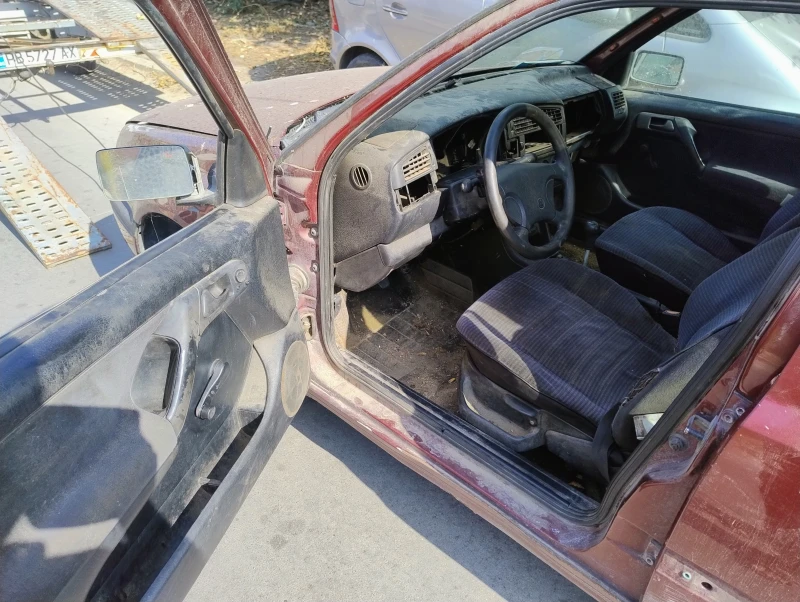 VW Golf 1.8Mi, снимка 6 - Автомобили и джипове - 52645474