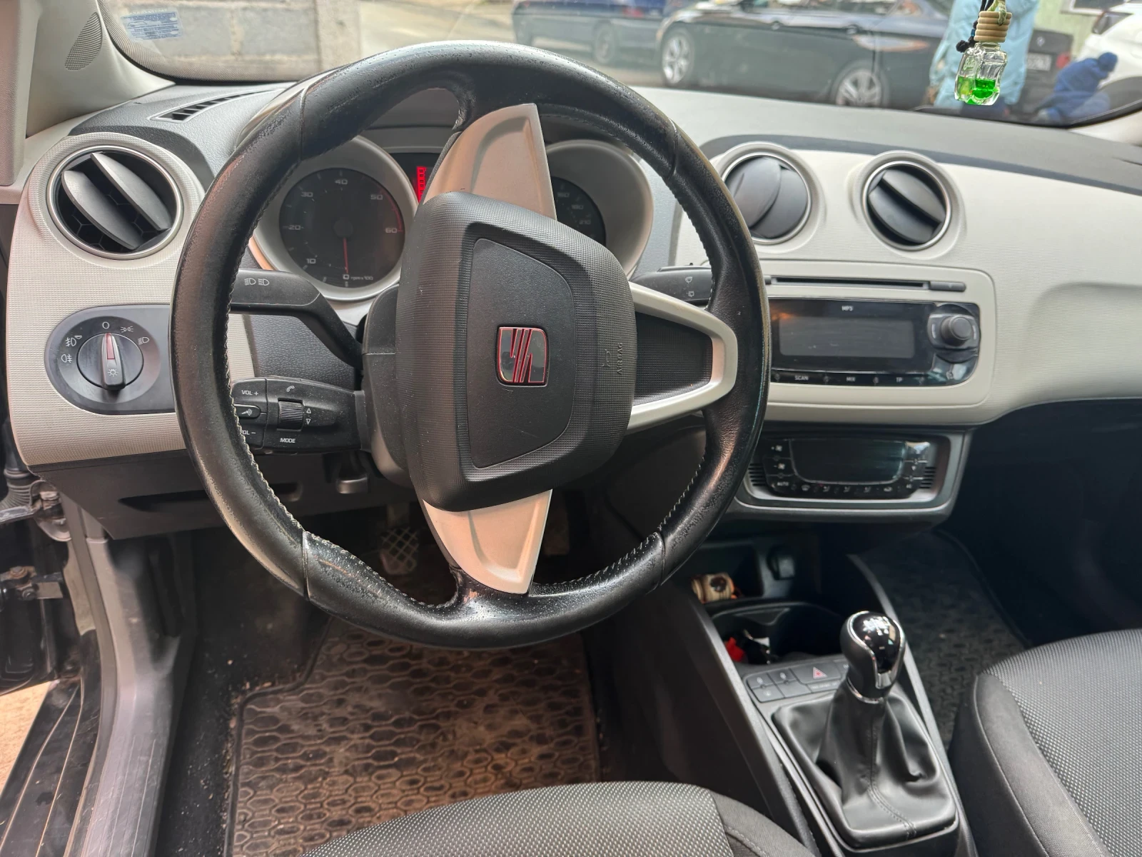 Seat Ibiza, снимка 5 - Автомобили и джипове - 54095843