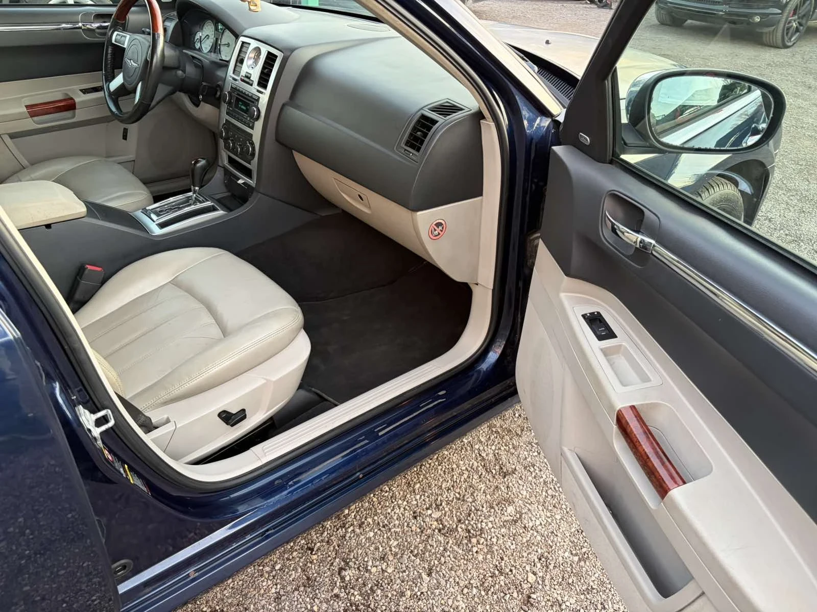 Chrysler 300c, снимка 15 - Автомобили и джипове - 54116244