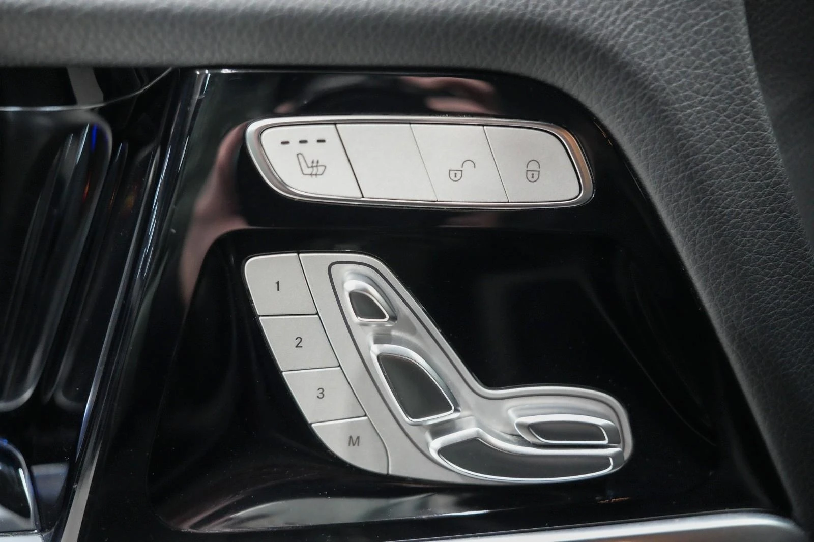 Mercedes-Benz G 63 AMG 4-MATIC/MAGNO/NIGHT/EXCLUSIV/360/, снимка 7 - Автомобили и джипове - 53824296