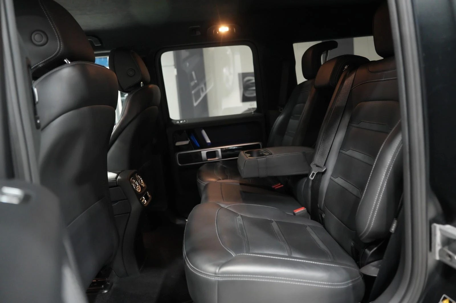 Mercedes-Benz G 63 AMG 4-MATIC/MAGNO/NIGHT/EXCLUSIV/360/, снимка 14 - Автомобили и джипове - 53824296