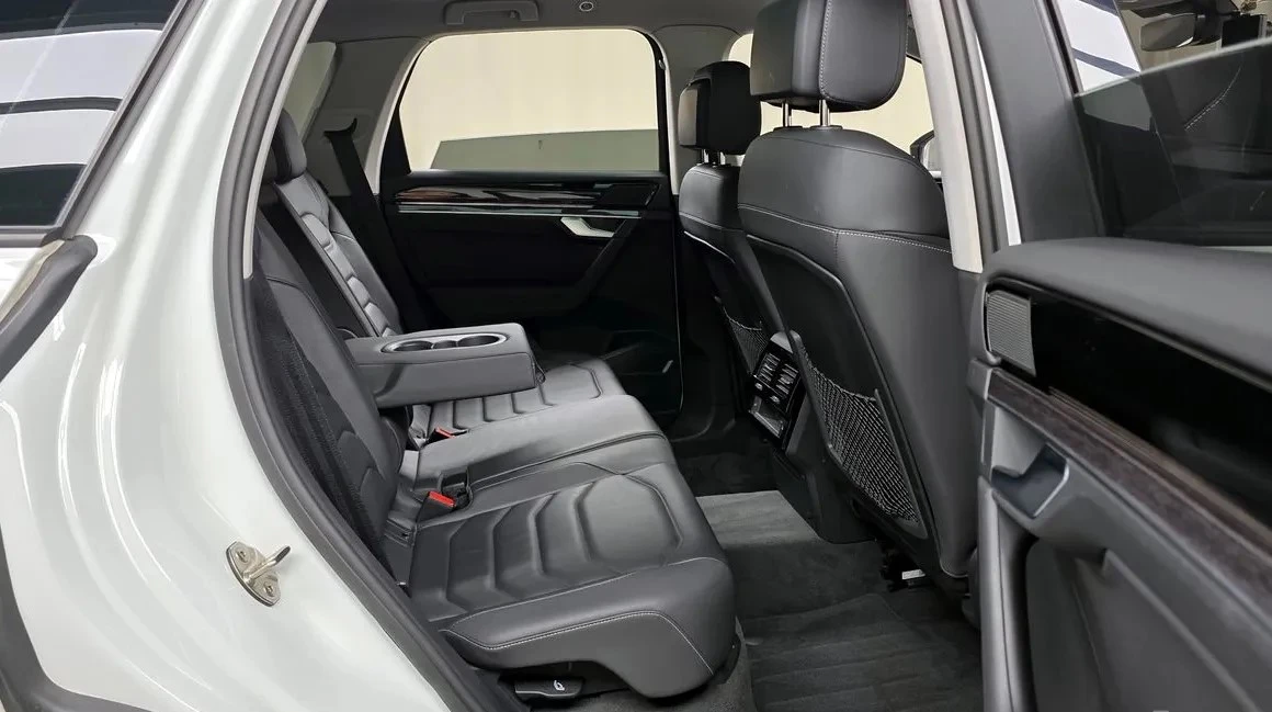 VW Touareg Gen3 3.0 TDI Panorama/Disitron/Обдухване, снимка 11 - Автомобили и джипове - 55087597
