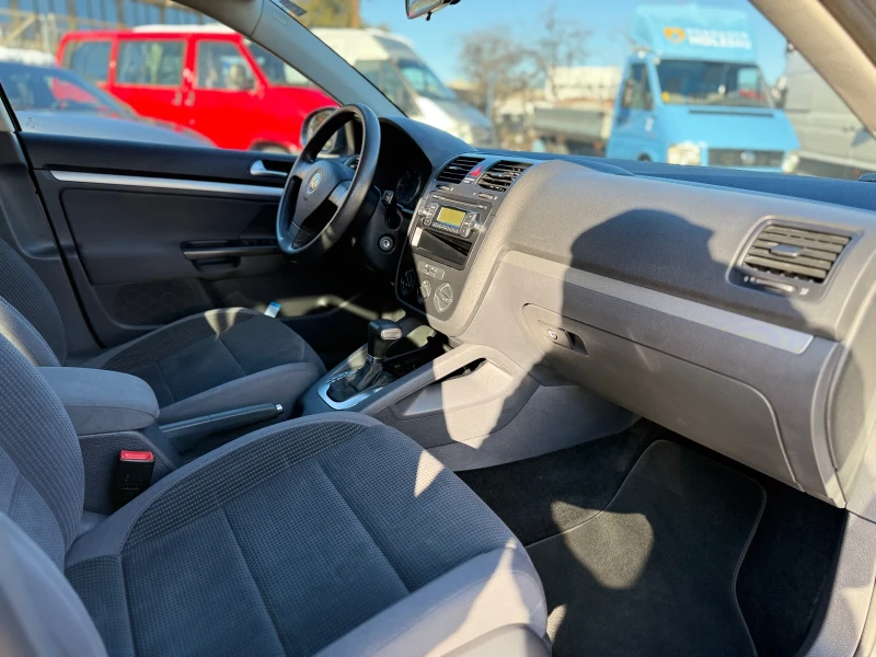 VW Golf 1.9TDI-105kc-Автомат, снимка 11 - Автомобили и джипове - 52996295