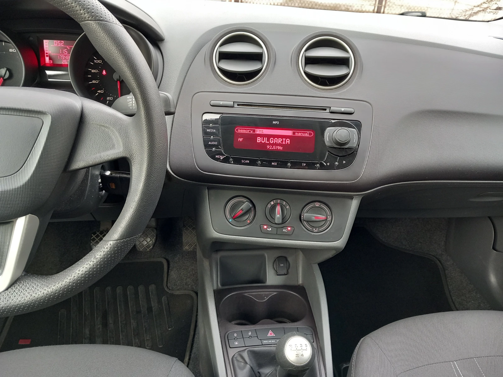 Seat Ibiza 1.4i клима 86кс, снимка 16 - Автомобили и джипове - 54183394