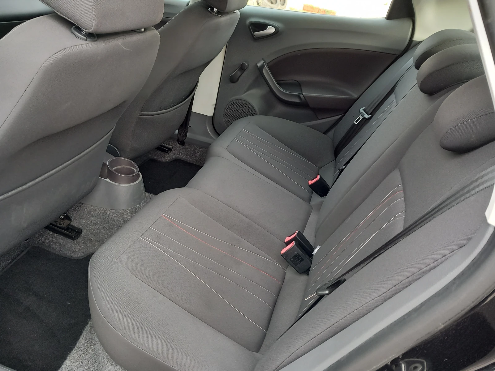 Seat Ibiza 1.4i клима 86кс, снимка 10 - Автомобили и джипове - 54183394