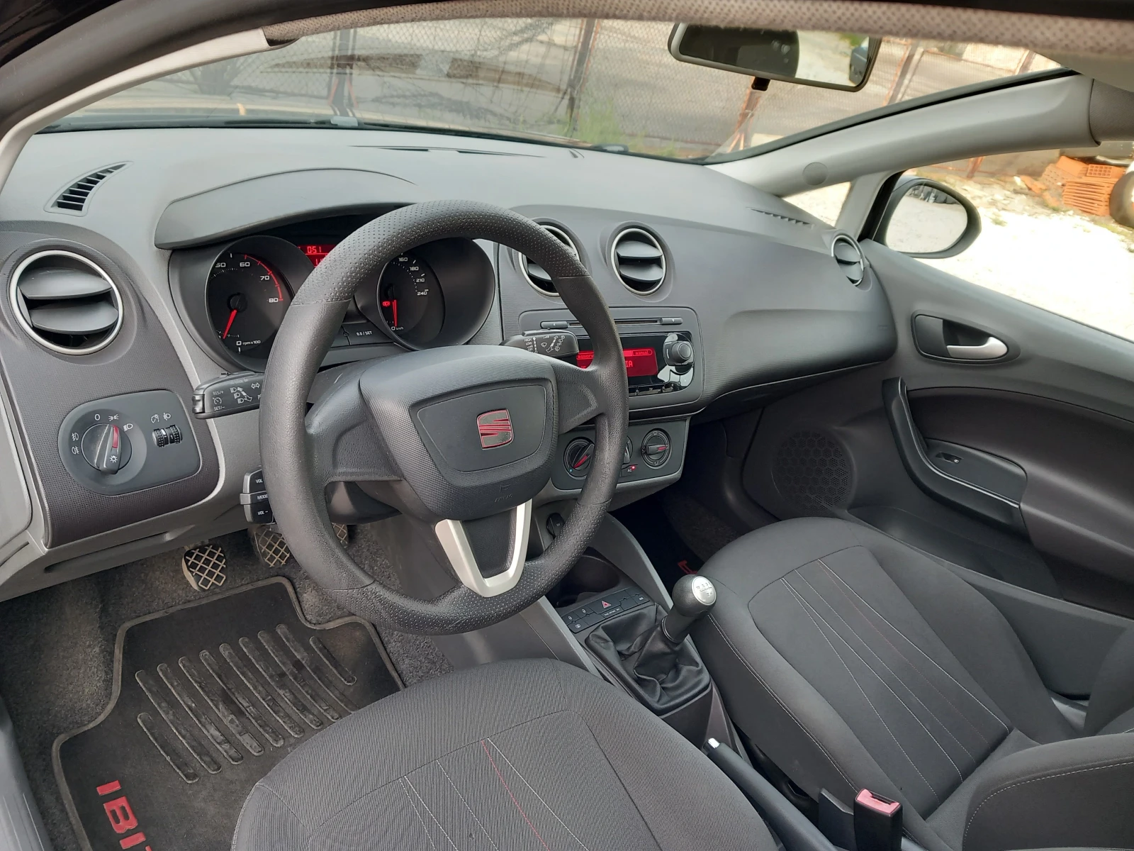 Seat Ibiza 1.4i клима 86кс, снимка 12 - Автомобили и джипове - 54183394