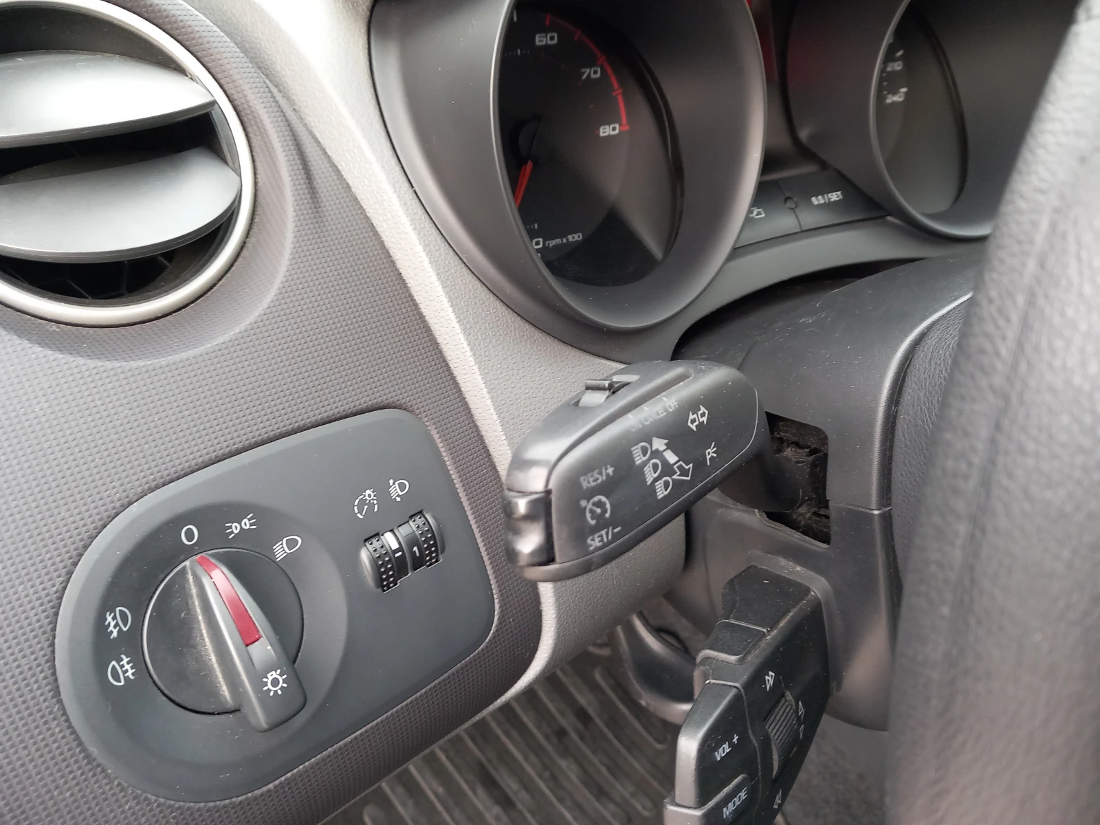 Seat Ibiza 1.4i клима 86кс, снимка 13 - Автомобили и джипове - 54183394