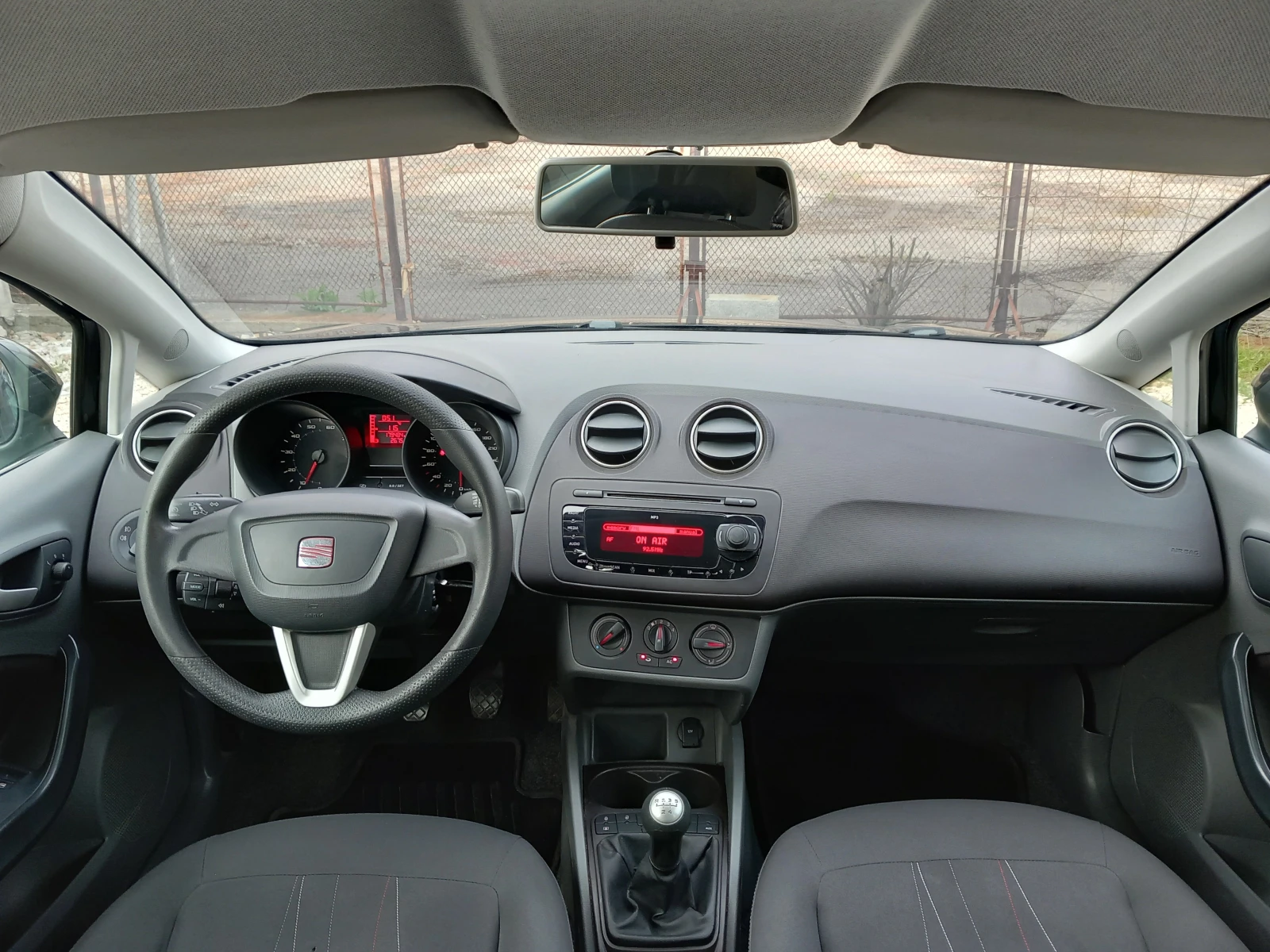 Seat Ibiza 1.4i клима 86кс, снимка 9 - Автомобили и джипове - 54183394